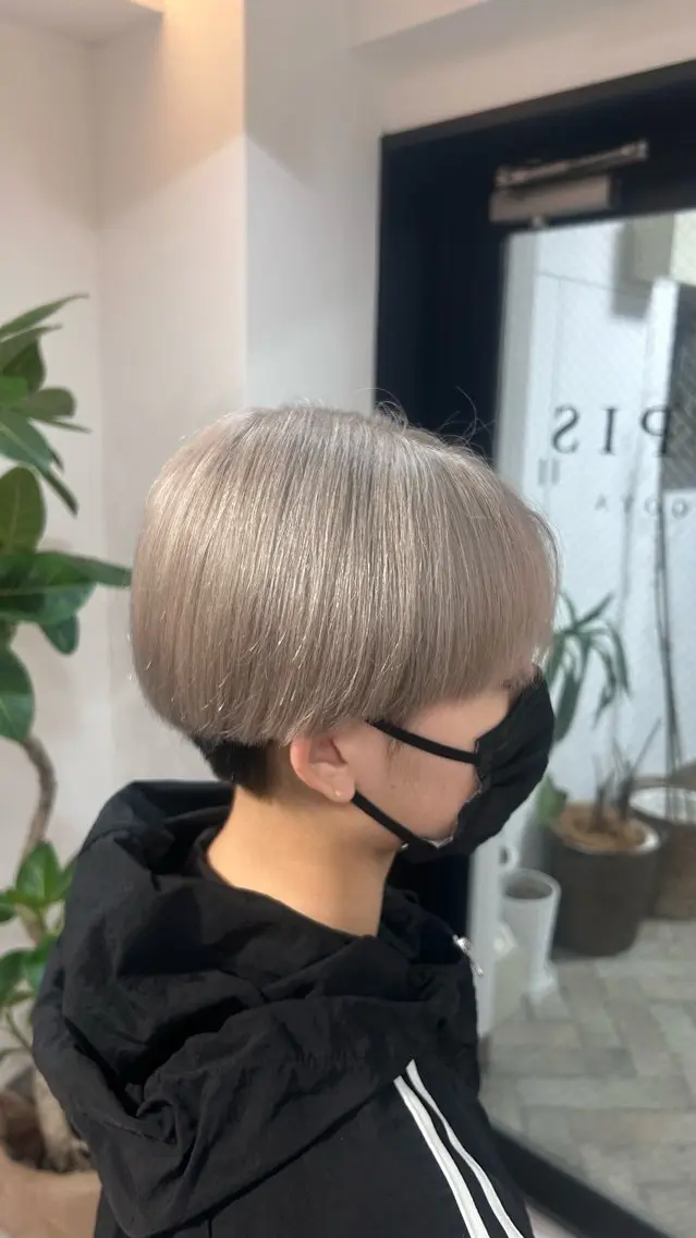 ショート カラー ブリーチ ハイトーンカラー シルバー 🌸友花/ハイトーン /エクステ/艶カラーのヘアスタイル