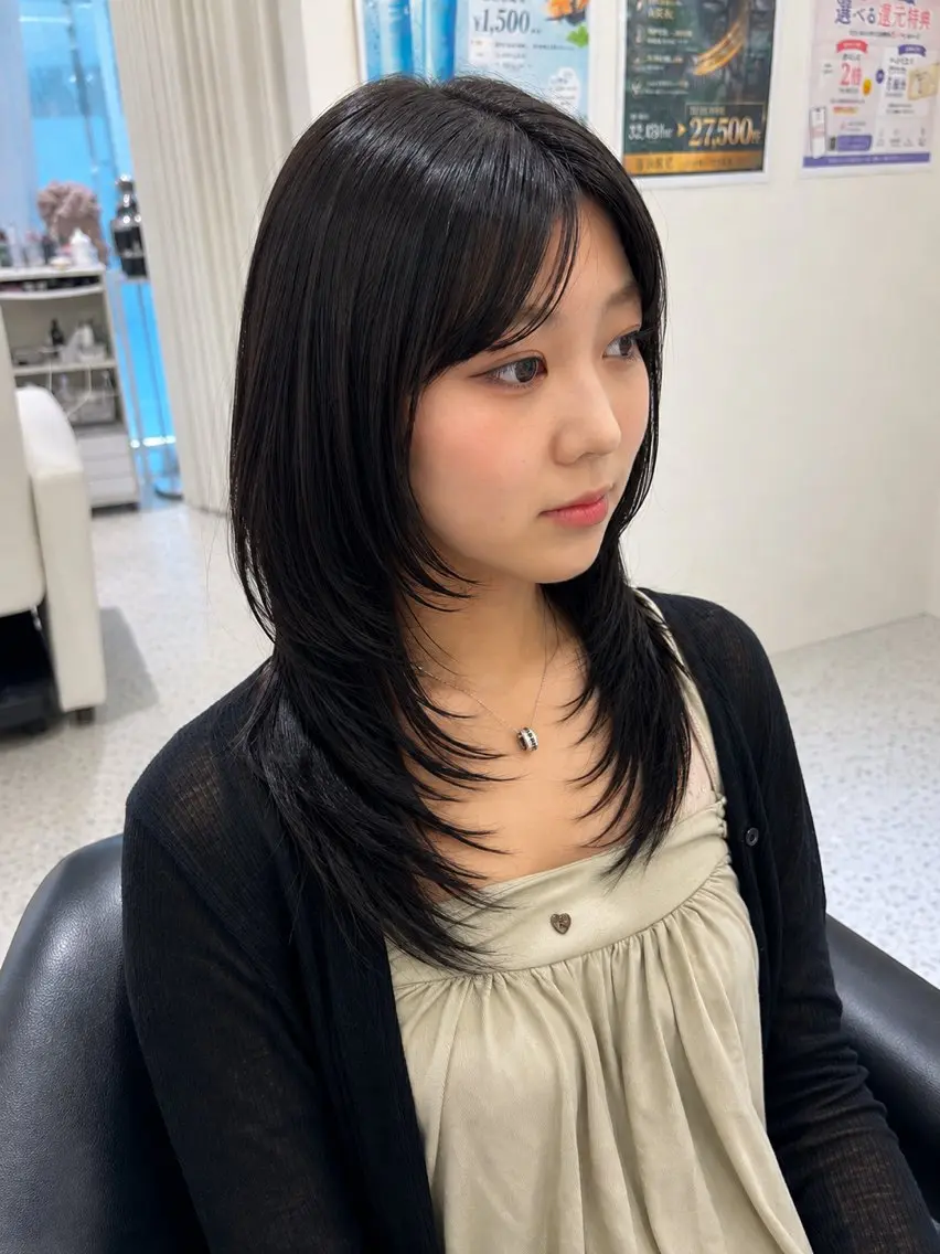 セミロング ハッシュカット 山田 ひかりのヘアスタイル