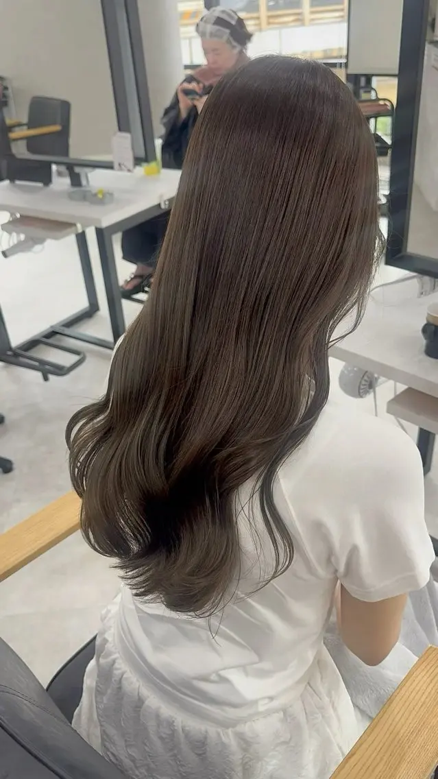 ロング カラー アッシュ アッシュブラウン ベージュカラー 黒髪 ブリーチ 赤み無し柔らかカラー 【梅田】madokaのヘアスタイル