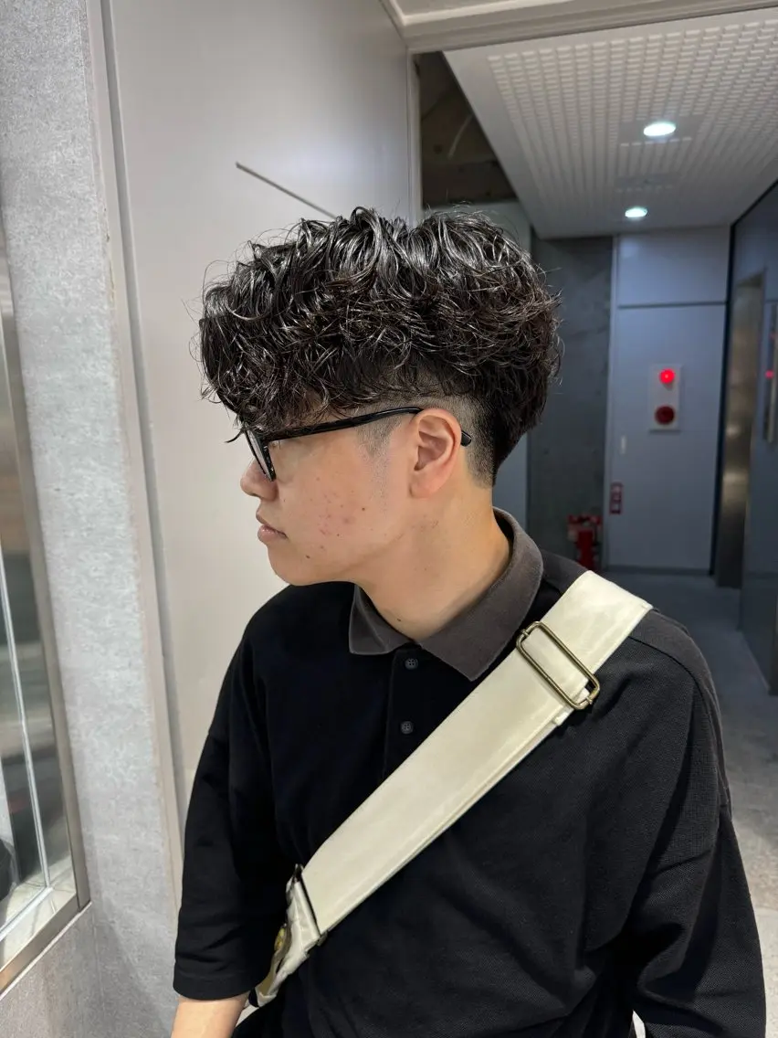 ショート カラー パーマ ヘアアレンジ メンズ メンズブリーチ センターパート フェザーパーマ メンズハイライト メンズハイトーン カット パーマ トリートメント ヘッドスパ ヘアセット スパイキー/フェザー /波巻き/かいとのヘアスタイル