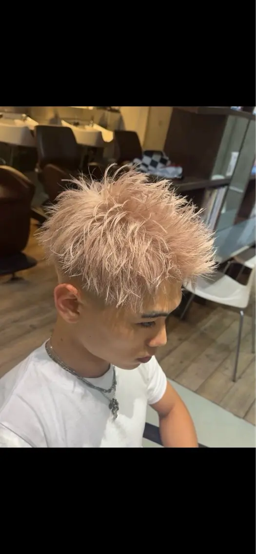 カラー メンズ メンズブリーチ ベージュカラー ブリーチ ミルクティーベージュ カット ヘアカラー fifth原宿 宮部蓮のヘアスタイル