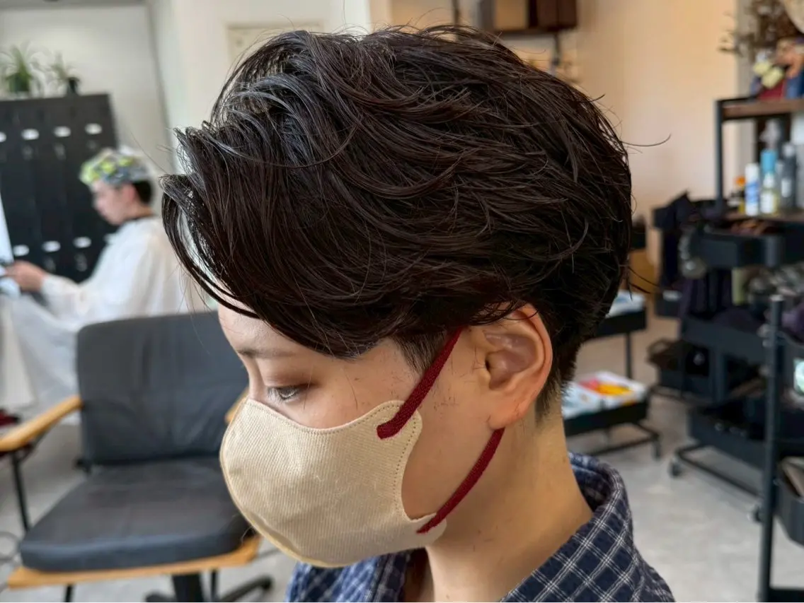 ショート パーマ メンズ センターパート フェードカット フェザーパーマ マッシュ メンズパーマ 宮下 遼太のヘアスタイル