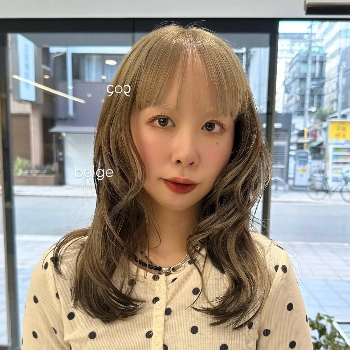 ミディアム カラー ベージュカラー ブリーチ デザインカラー ミルクティーベージュ ハイトーン/透け感 カラー🎀真香のヘアスタイル
