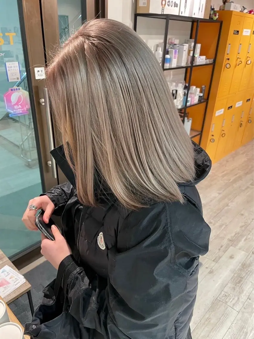 ミディアム カラー 満岡 聖奈のヘアスタイル