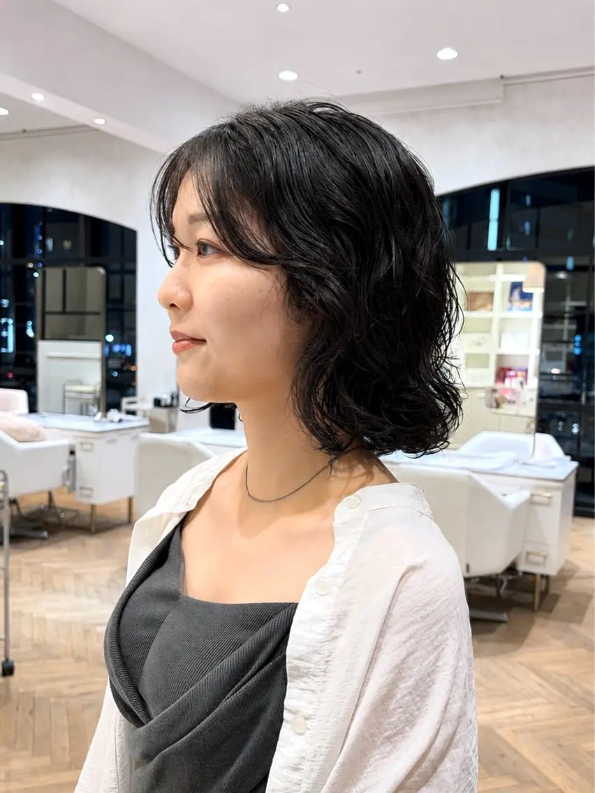 ミディアム パーマ ミディアムパーマ くせ毛 カット パーマ サエ/ レイヤー/パーマのヘアスタイル