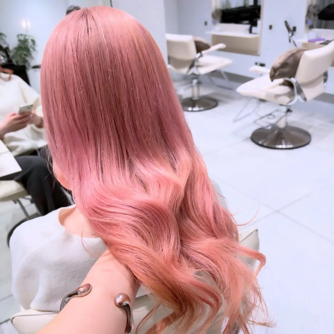 セミロング カラー ベージュカラー ダブルカラー ハイトーンカラー ピンクカラー ピンクベージュ ヘアカラー トリートメント ヘッドスパ ヘアセット カジュアルを女っぽく 𝗮𝘆𝗮𝗰𝗼のヘアスタイル