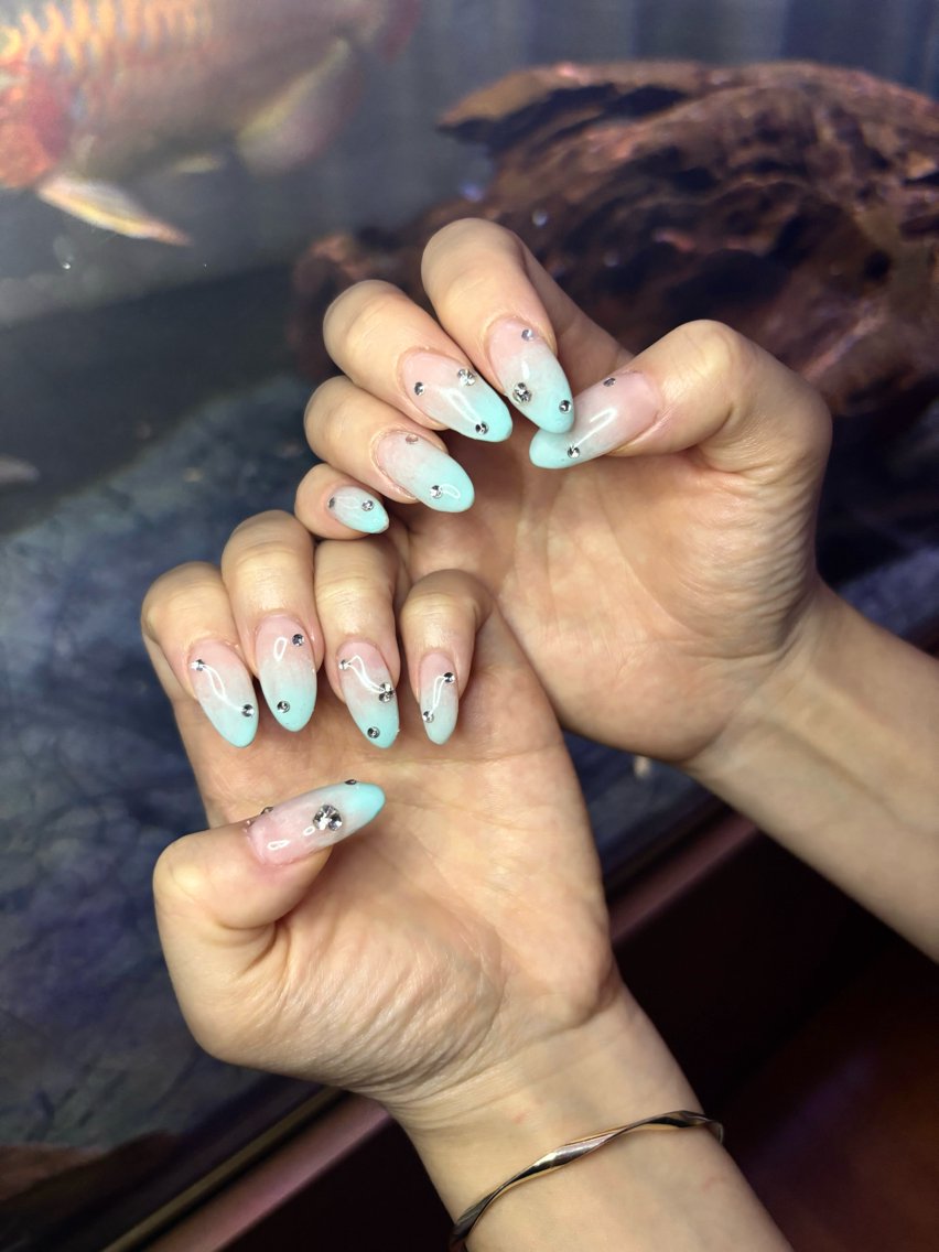 ネイル ブルー グラデーション ハンドネイル Be Rac 🖤🐍🦋🥀のネイルデザイン