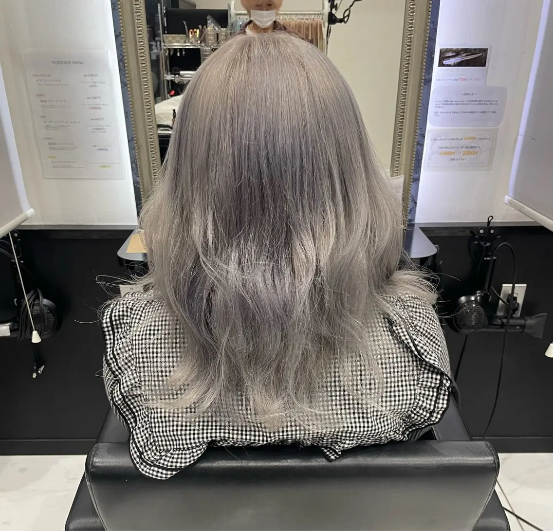 セミロング カラー ヘアアレンジ シルバー ホワイトシルバー 長田 麻友子のヘアスタイル