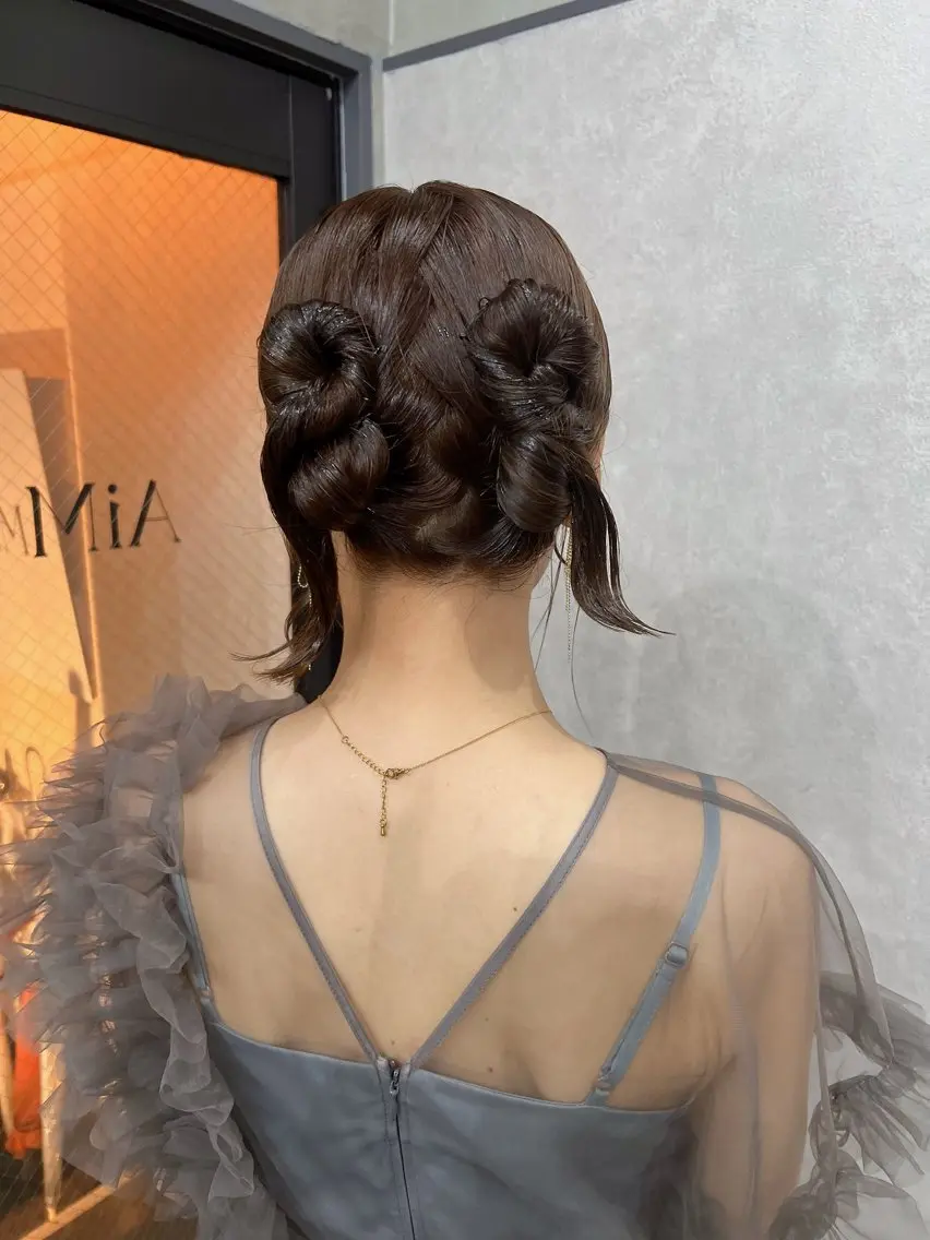 セミロング ヘアアレンジ 結婚式・ブライダル セミロングパーマ ボブ 顔周りカット ヘアセット YUI ハイトーンカラーのヘアスタイル