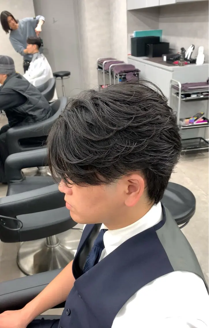 ミディアム パーマ ヘアアレンジ メンズ ミディアムパーマ メンズパーマ メンズツイストパーマ 波巻きパーマ ツイストパーマ カット パーマ トリートメント ヘッドスパ ヘアセット 🔥ニュアンス フェザー小林海斗🔥のヘアスタイル