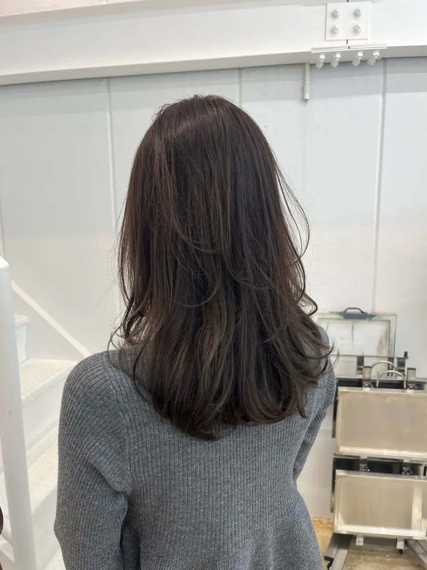 ミディアム カラー アッシュ アッシュブラウン ブラウンカラー 透明感カラー レイヤーカット カット ヘアカラー 高山 桃子のヘアスタイル