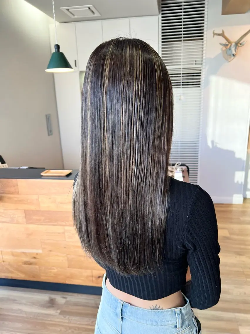 ロング カラー グレージュ ハイライトカラー ハイライト ヘアカラー トリートメント ツキダテ ユイのヘアスタイル