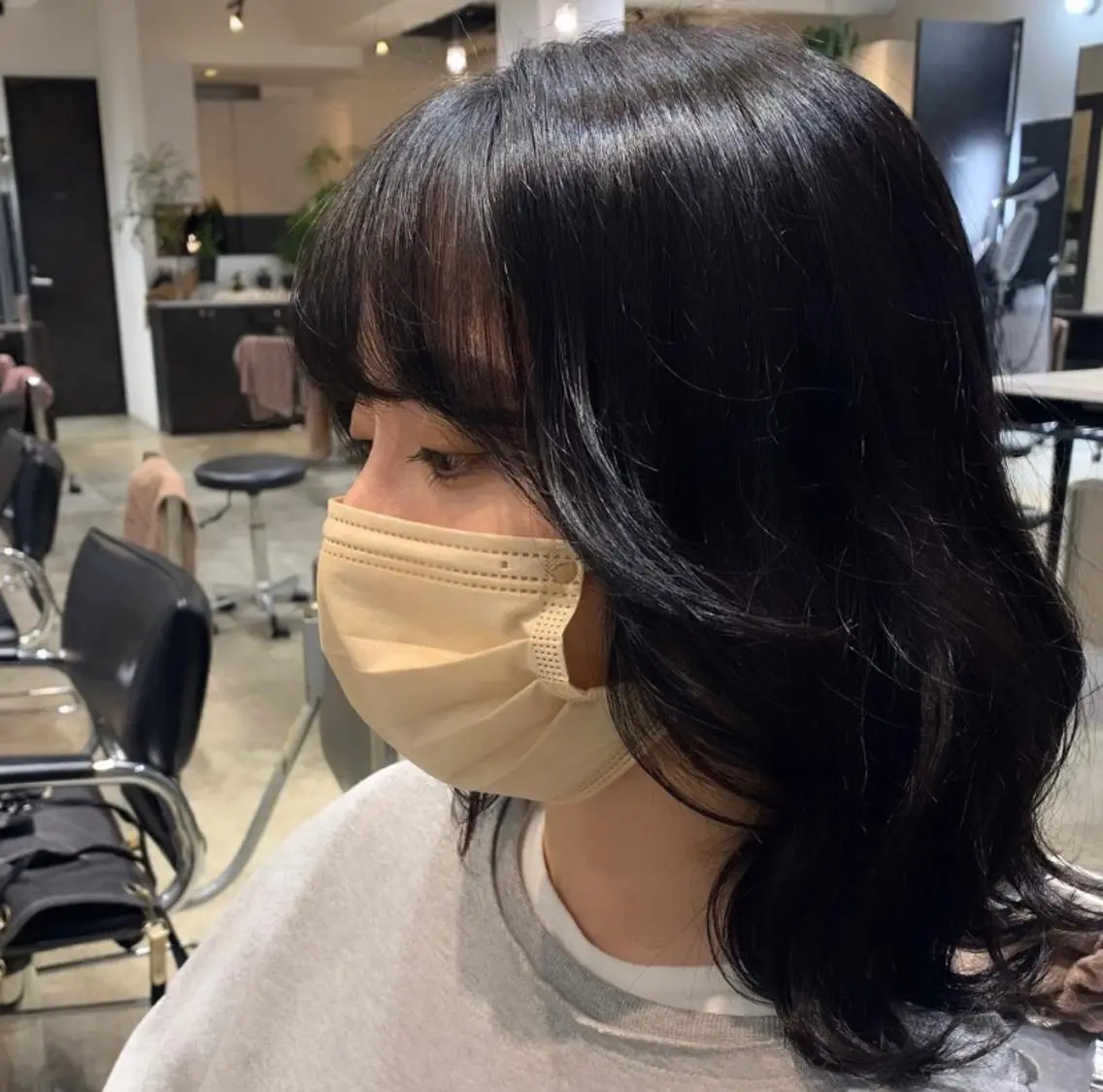セミロング カラー 黒髪 ネイビーカラー 髪質改善 トリートメント もてぎさやか👩🏻 🪄巻ける縮毛矯正のヘアスタイル