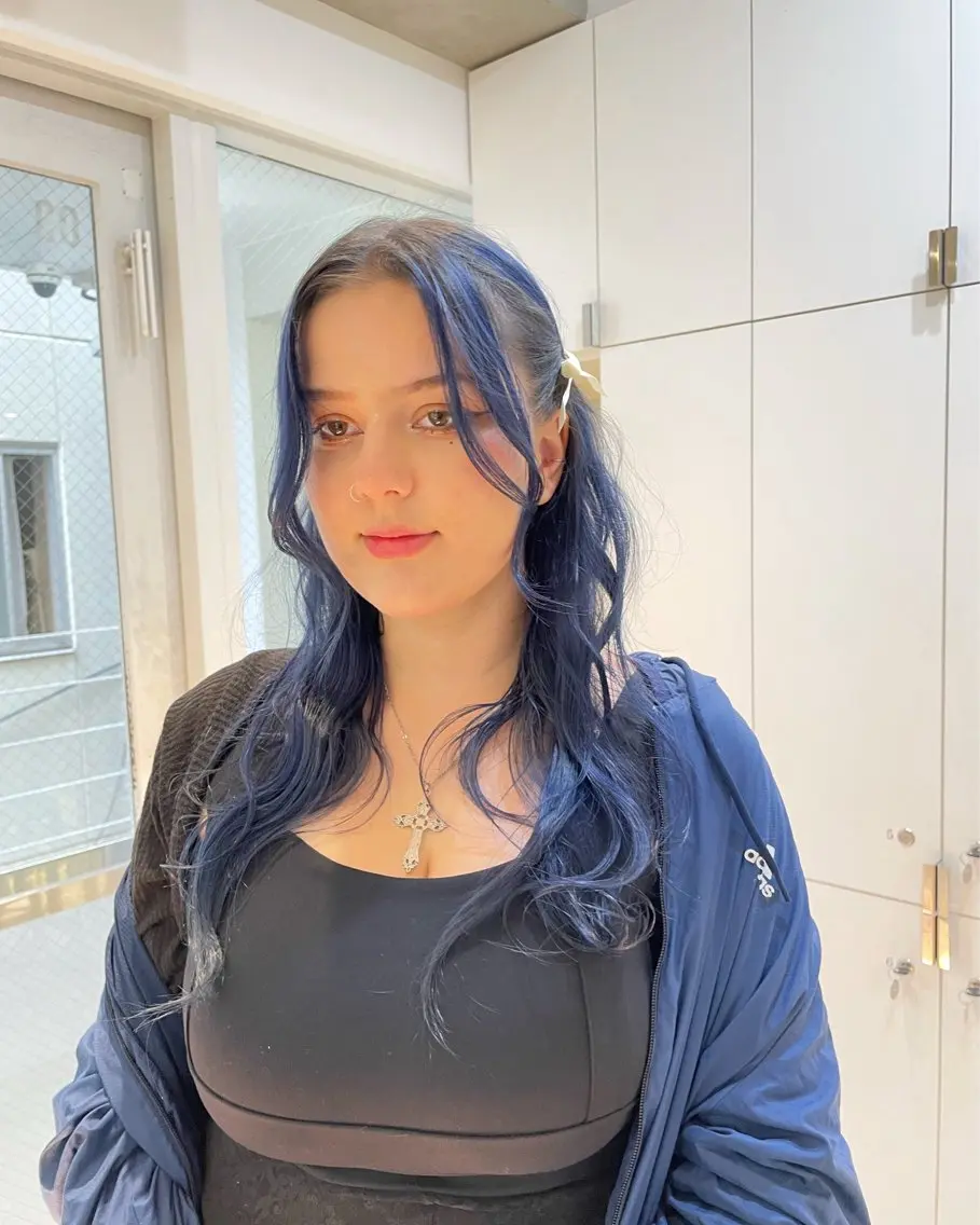 ロング カラー ヘアアレンジ ブリーチ ブルーカラー ネイビーカラー ヘアカラー トリートメント ヘアセット 🫧柔色/トレンド カラー/川辺晴加のヘアスタイル