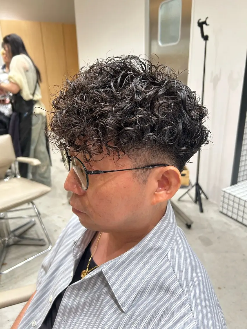 パーマ メンズ フェードカット メンズパーマ スペインカール スパイラルパーマ カット パーマ 🐲ツイスパ🐲 フェード/龍のヘアスタイル