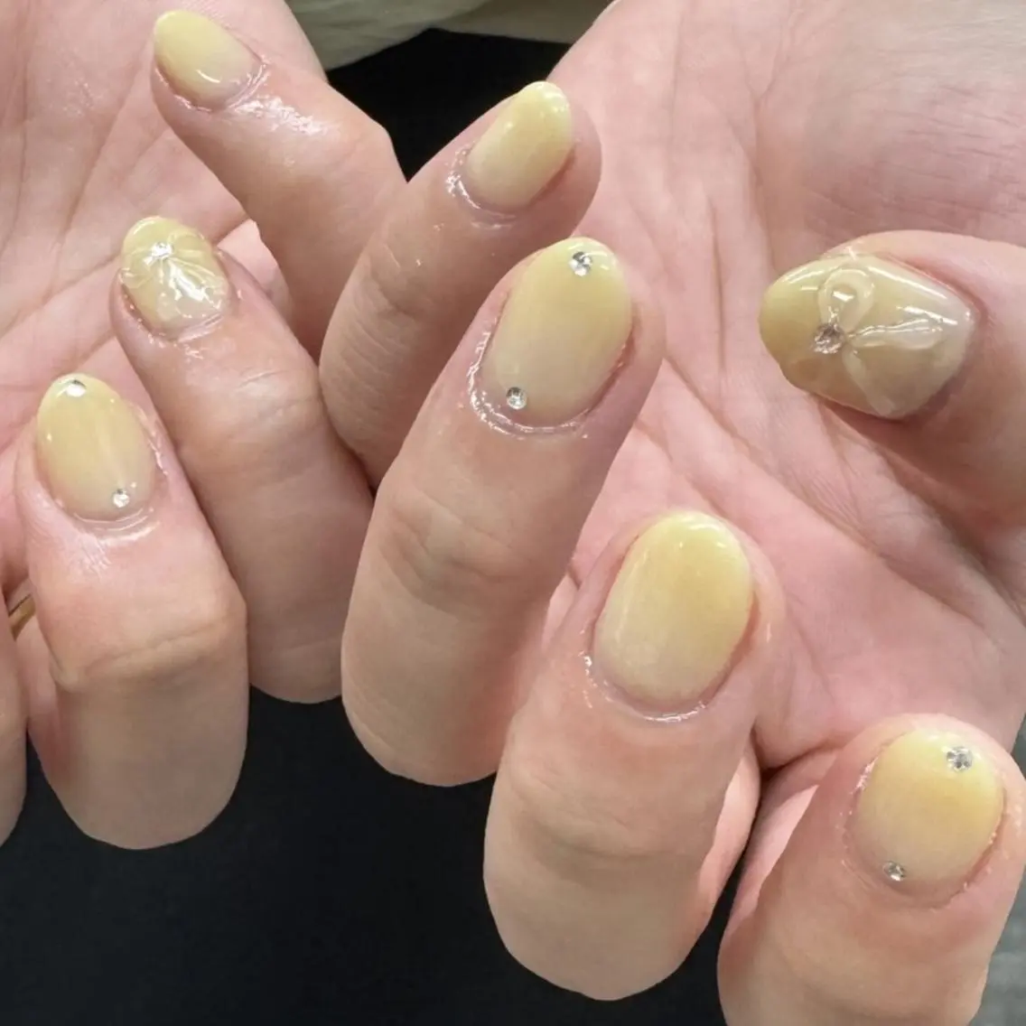 ネイル ジェルネイル 韓国ネイル ニュアンスネイル リボン ワンホンネイル nailstudio eviz新宿店のネイルデザイン