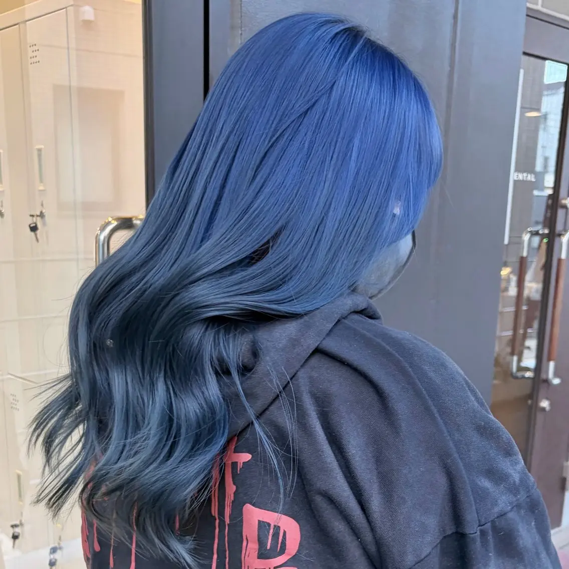 セミロング カラー ブリーチ ブルーカラー ネイビーカラー ヘアカラー トリートメント 💙レイヤーカット 寒色カラー💙のヘアスタイル