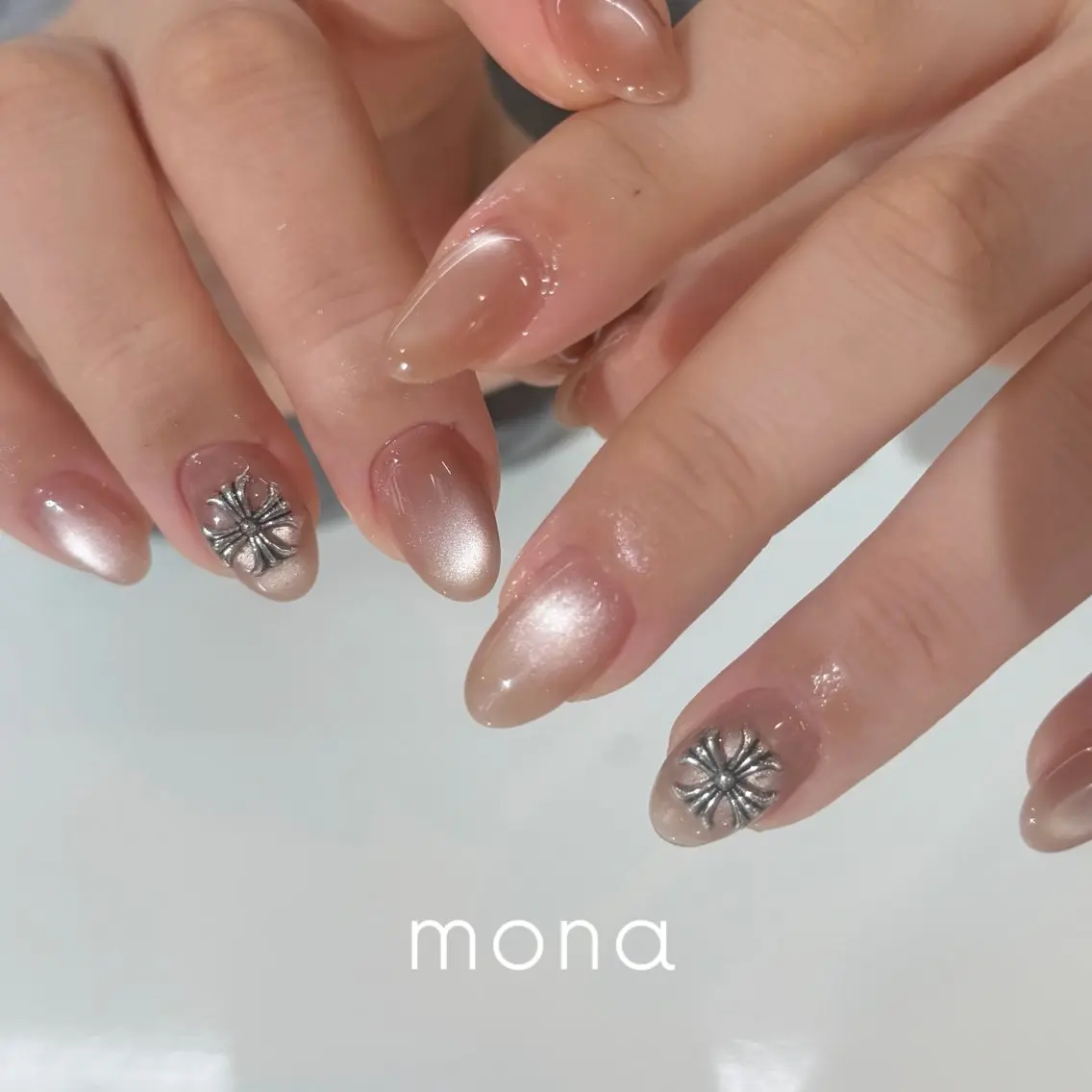 ネイル シルバー mona Maiのネイルデザイン