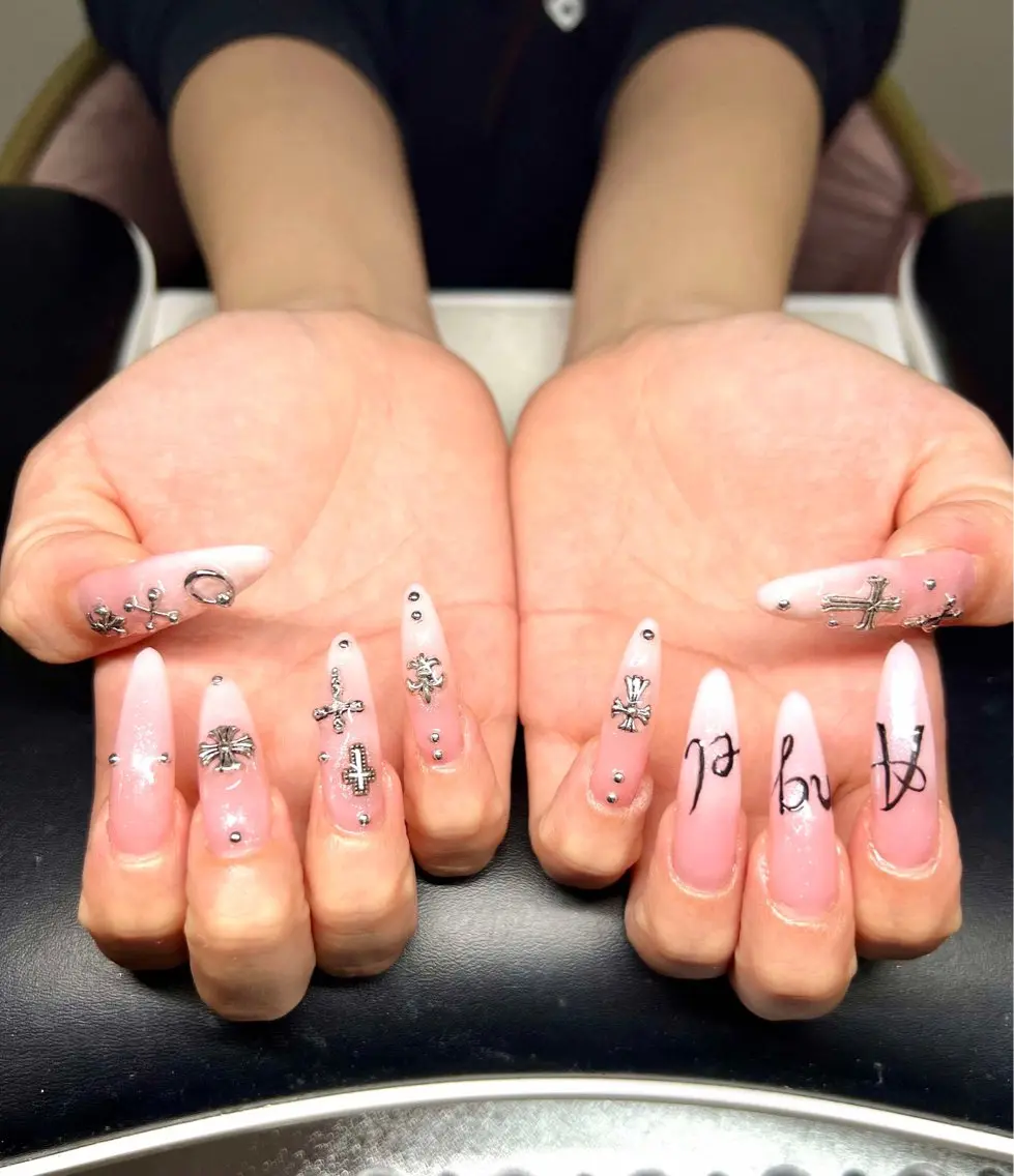 ネイル 長さ出し グラデーション 卒業式 キラキラネイル マグネットネイル Lee Nailsのネイルデザイン
