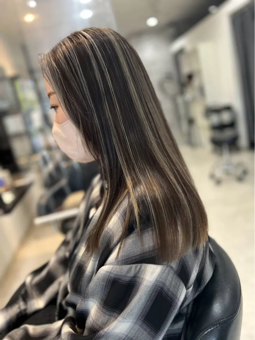ロング カラー ブリーチ ハイライトカラー ハイトーンカラー シルバー ハイライト 美容室シャルム⭐️ 清水 勇希🩷のヘアスタイル