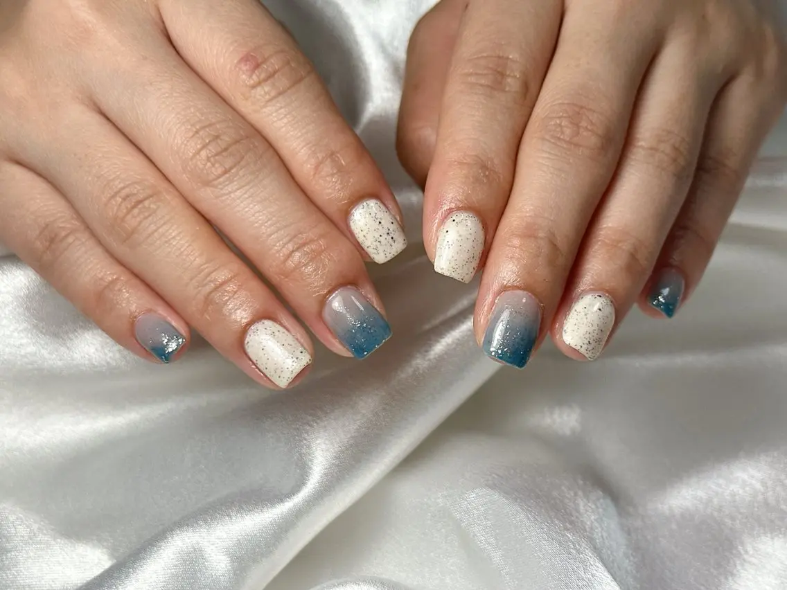 ネイル オーロラネイル ブルー フットネイル フレンチネイル ジェルネイル kiki nail たまプラーザのネイルデザイン