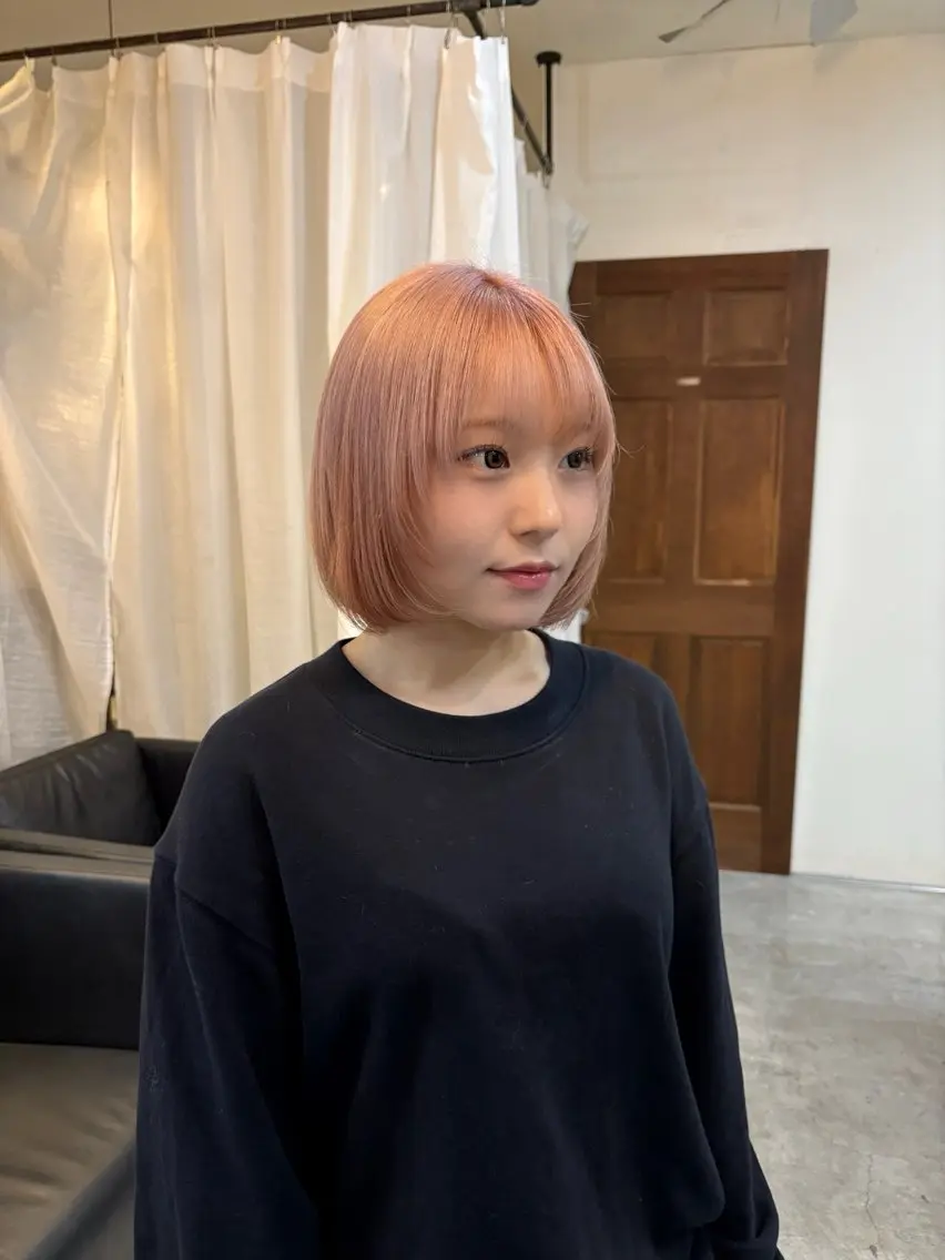 ミディアム ボブ 顔まわりレイヤー 顔周りカット レイヤーカット 小顔カット 顔周りカット ピンク カラー🩰りりのヘアスタイル