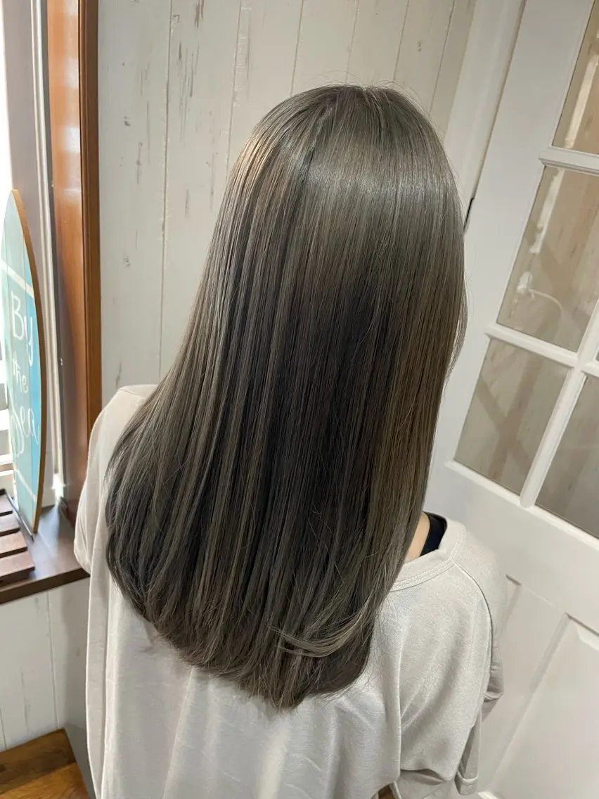 セミロング カラー ブリーチ ケアブリーチ グレージュ 西川 敏夫のヘアスタイル