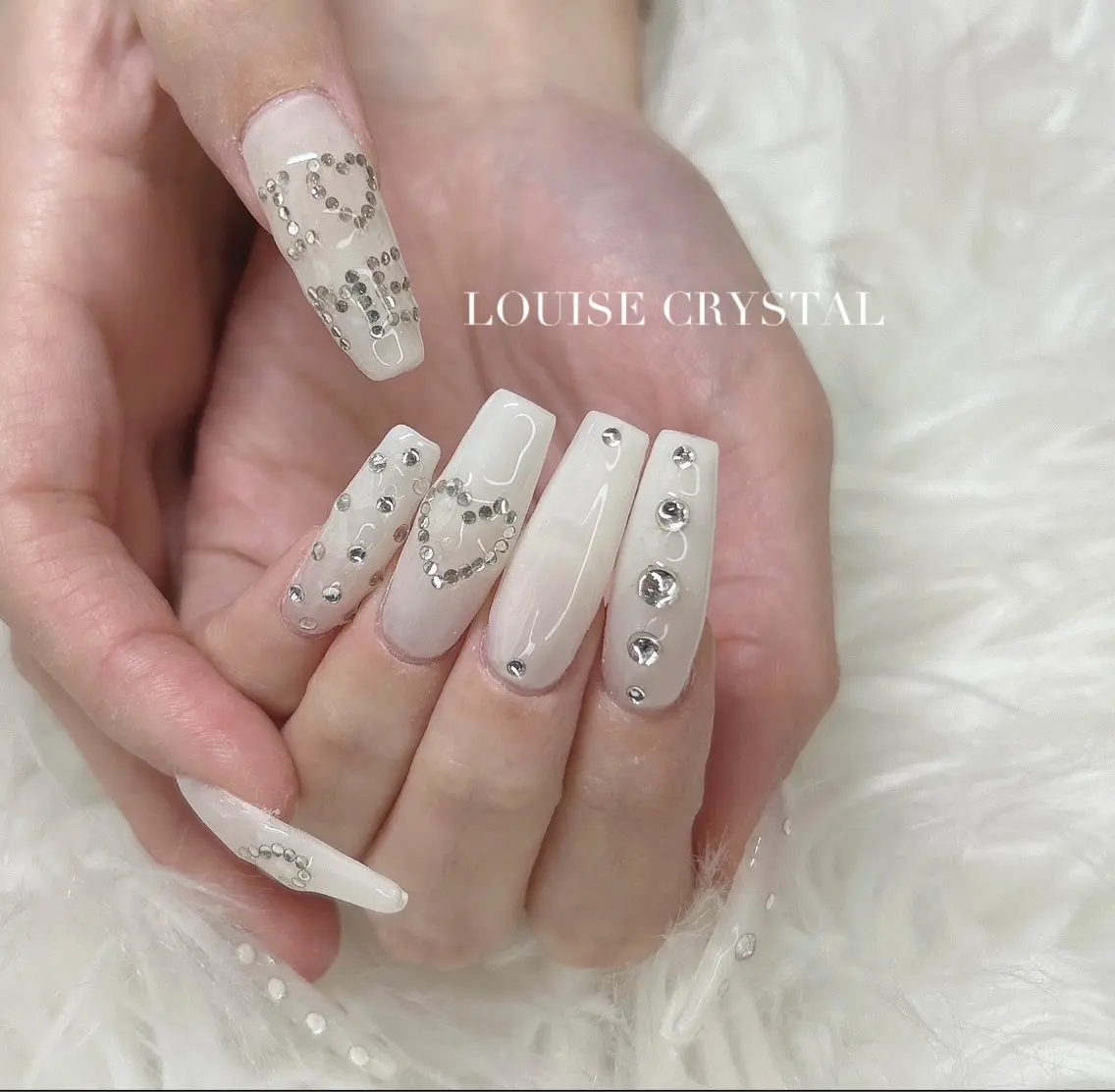 ネイル ハンドネイル LOUISE CRYSTALのネイルデザイン