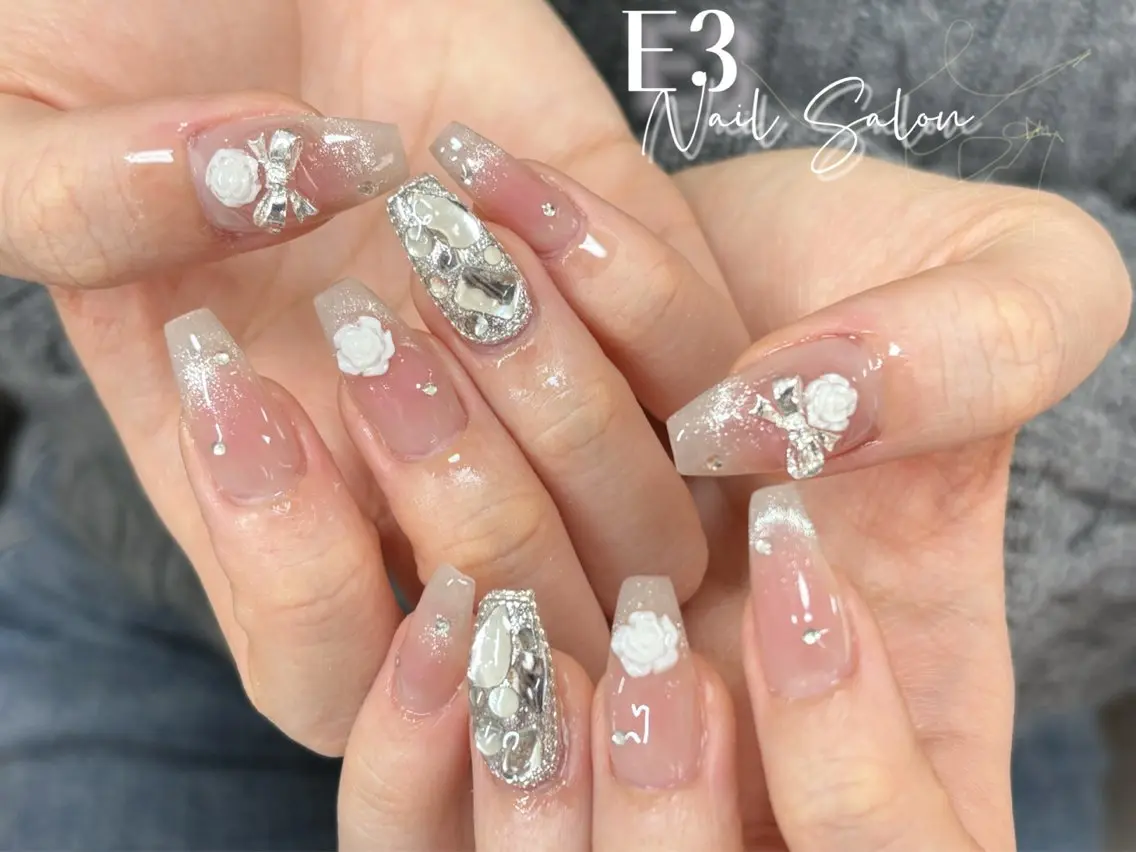ネイル フレンチネイル ジェルネイル ガラスフレンチ グラデーション キラキラネイル ハンドネイル E3 Nail Salonのネイルデザイン