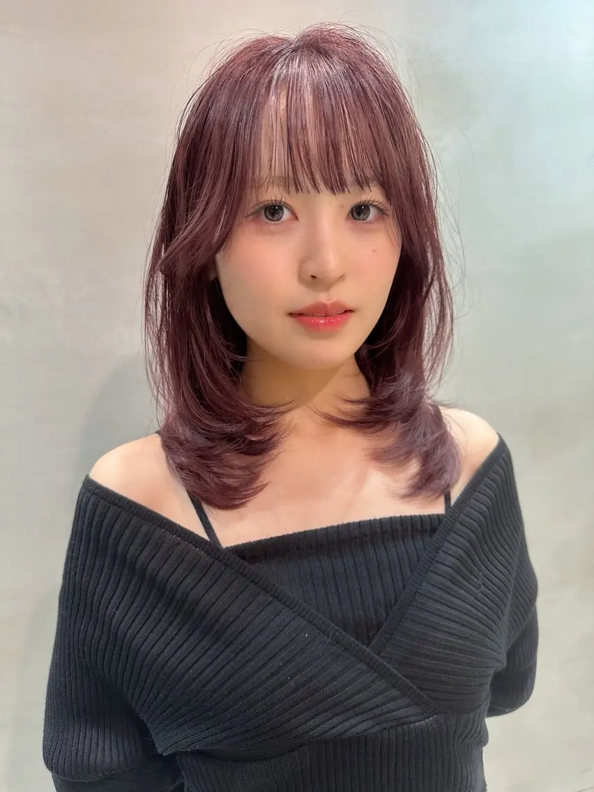 セミロング カラー ボルドーカラー ブラウンカラー 透明感カラー ピンクカラー ピンクブラウン 縮毛矯正 ミディアム レイヤー 顔周り金山のヘアスタイル