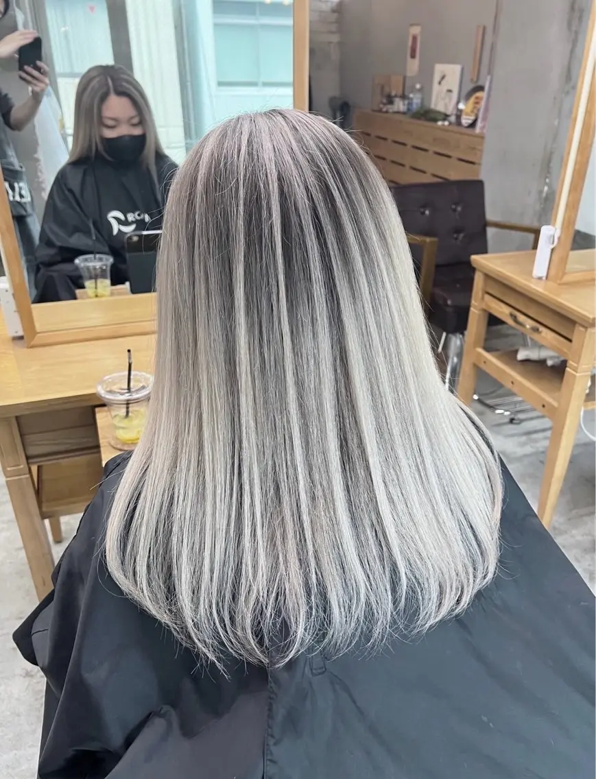 セミロング カラー バレイヤージュ シルバー ホワイトシルバー レイヤーカット ヘアカラー トリートメント 指名数No.1 /NAOYAのヘアスタイル