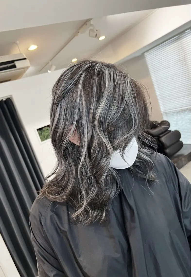 ミディアム カラー ダークグレー ダークグレージュ グレージュ ハイライトカラー ハイライト 指名数No.1 /NAOYAのヘアスタイル