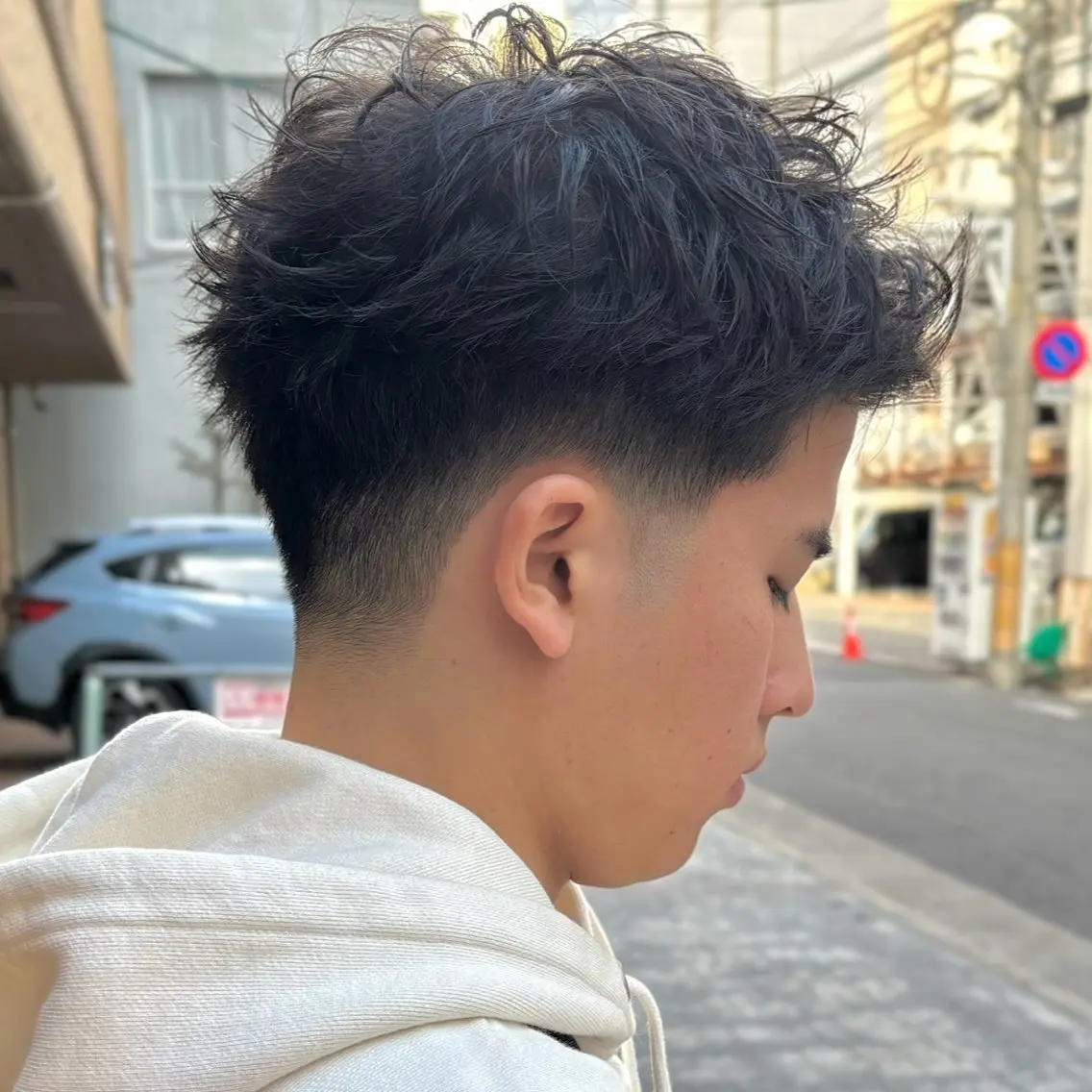 メンズ フェードカット フェザーパーマ メンズハイトーン メンズパーマ メンズショート カット 【メンズショート 特化】村斎 伶次のヘアスタイル