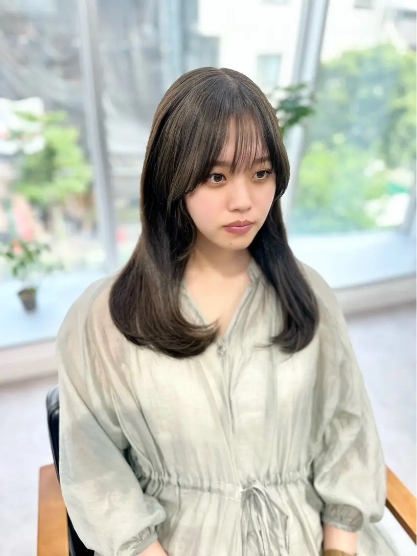 セミロング カラー パーマ ヘアアレンジ メンズ キッズ カット 縮毛矯正 レイヤーカット／ 巻ける縮毛矯正のヘアスタイル