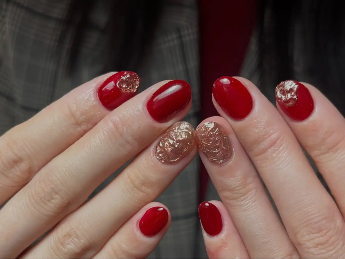 ネイル ボルドー ゴールド ニュアンスネイル 赤色 シンプルネイル ハンドネイル D.d nail Rina✨のネイルデザイン