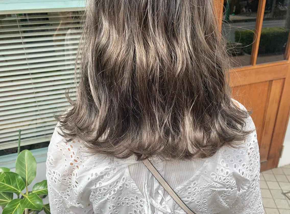 セミロング カラー ブリーチ ヘアカラー たかいわ みきのヘアスタイル
