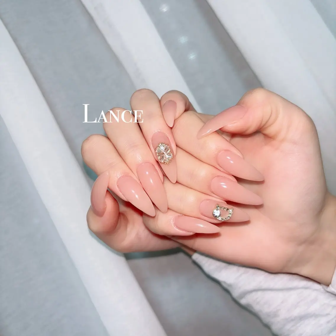 ネイル オーロラネイル キラキラネイル 韓国ネイル 春ネイル ワンホンネイル Lance nailのネイルデザイン