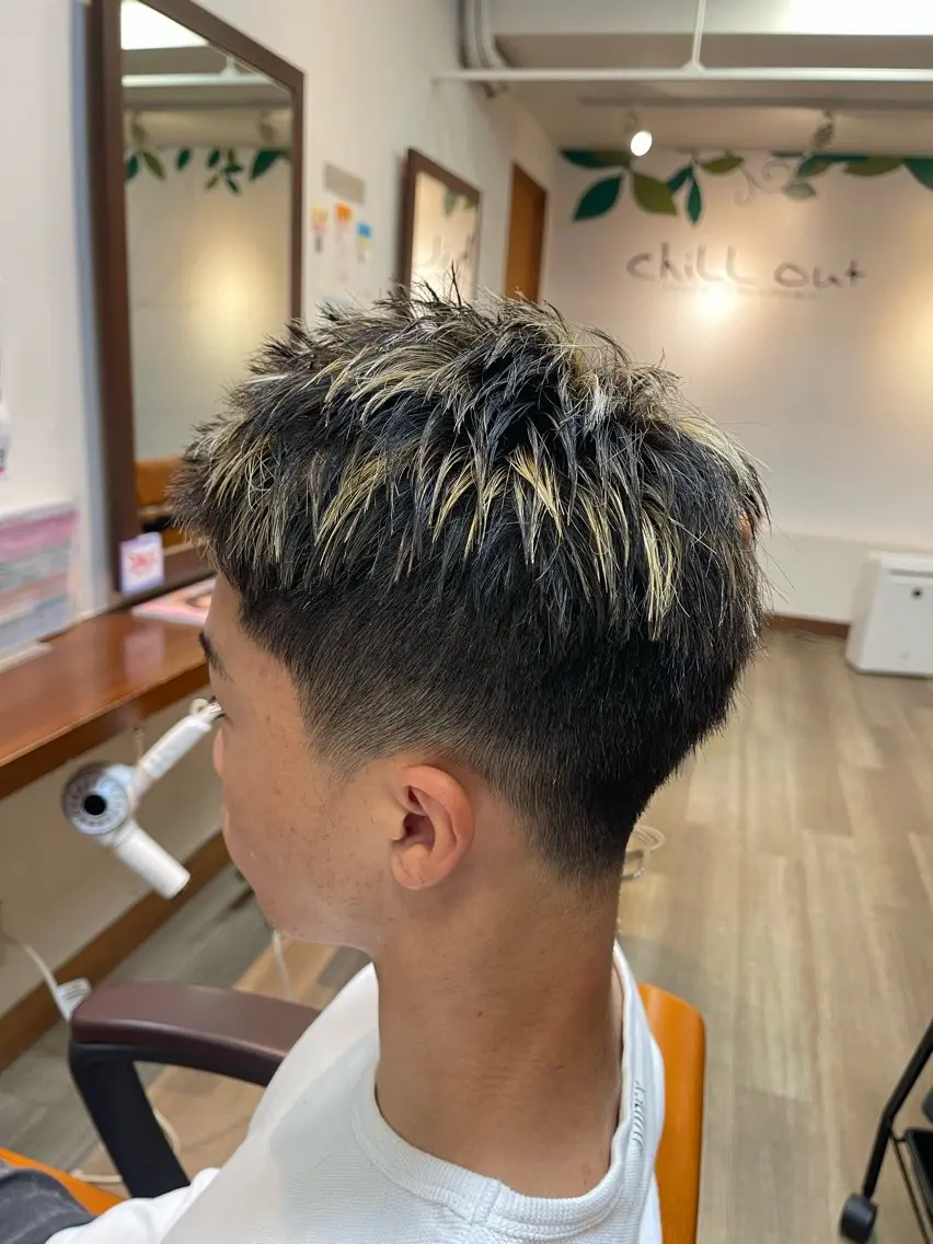 カラー メンズ メンズハイライト メンズベリーショート デザインカラー ハイライトカラー カット ヘアカラー トリートメント chill out 甲斐千尋のヘアスタイル