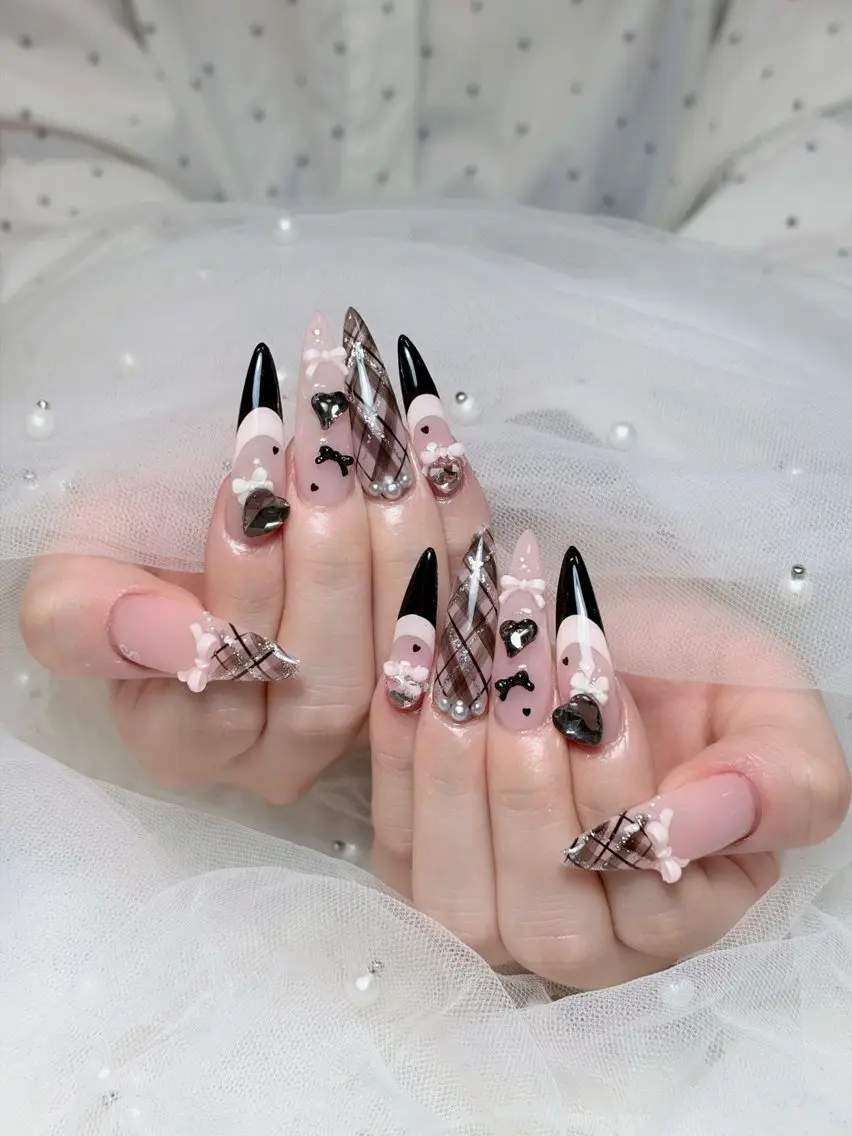 ネイル チークネイル ドット フレンチネイル グラデーション ハート ハンドネイル Julli NailStudioのネイルデザイン