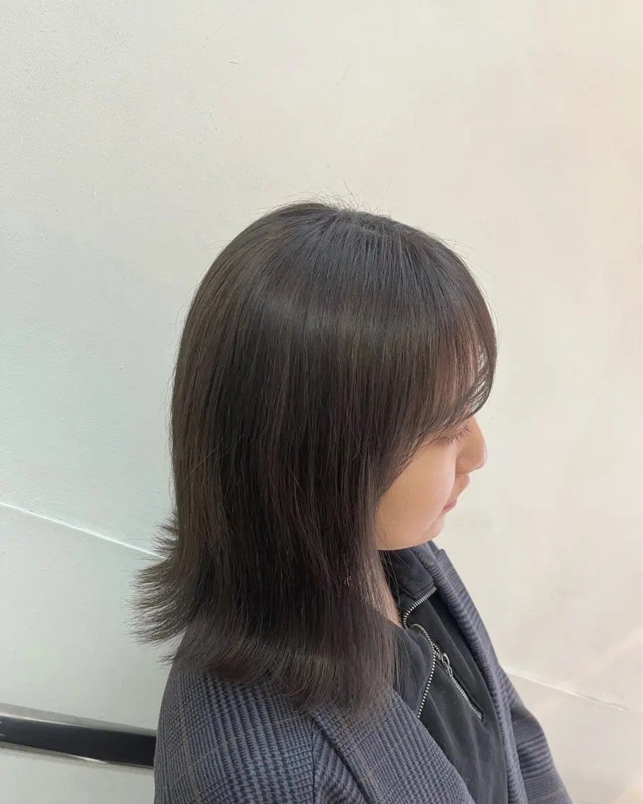 ミディアム カラー グレージュ 光本 杏のヘアスタイル