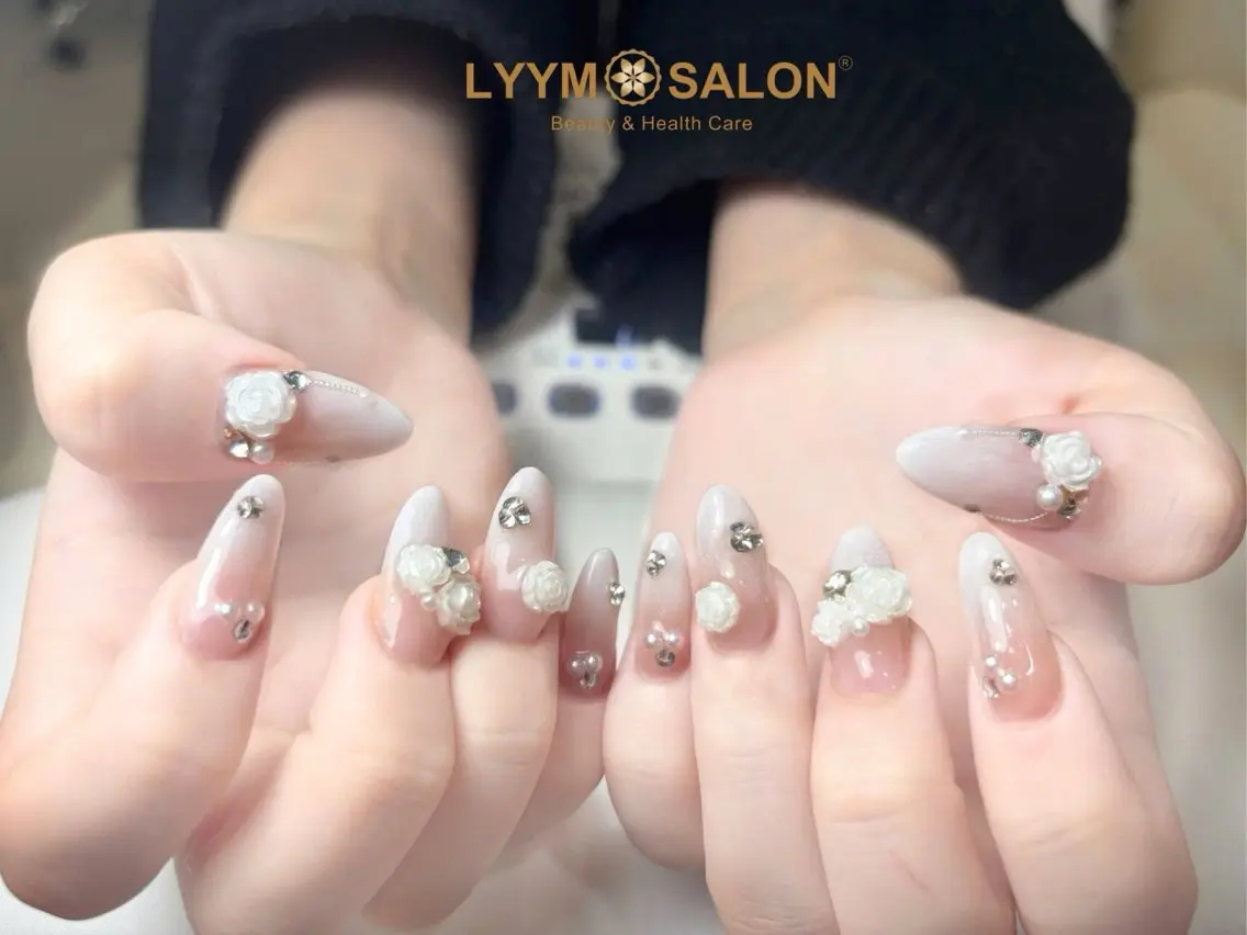 ネイル フラワーネイル ブライダルネイル ホワイト ハンドネイル LYYM Salonのネイルデザイン