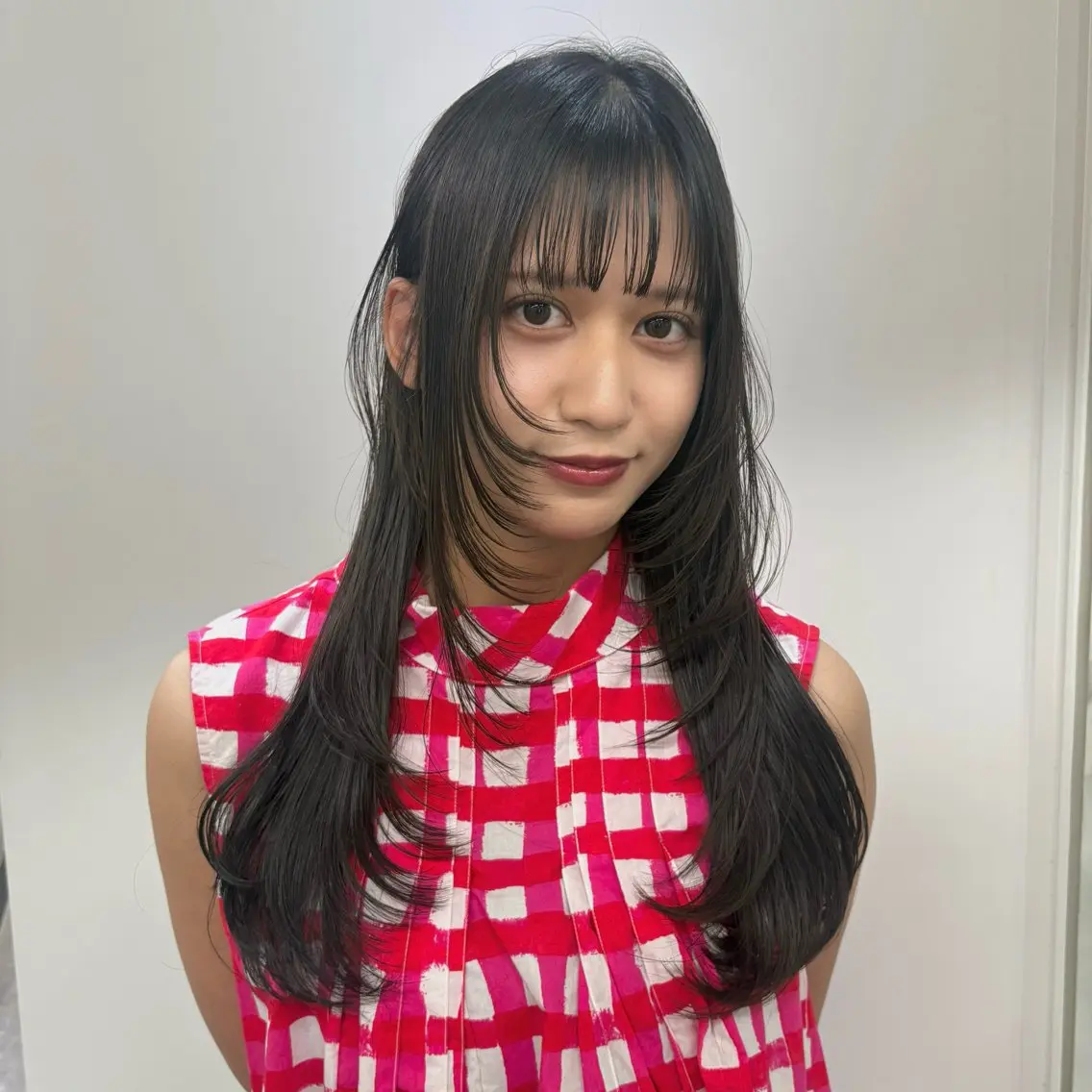 ロング 顔まわりレイヤー ハッシュカット レイヤーカット RIHO顔まわりレイ ヤー×オリーブカラーのヘアスタイル