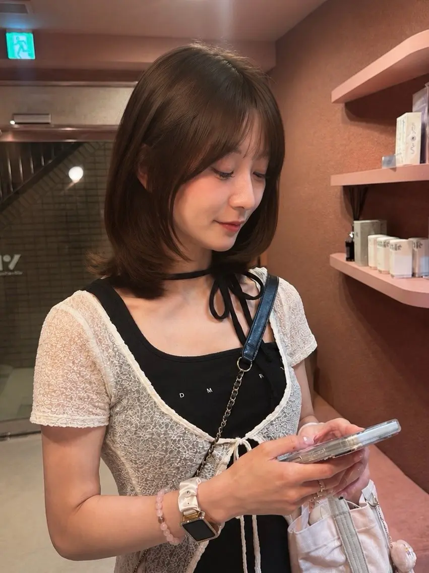 ミディアム 韓国風カラー くびれヘア 顔まわりレイヤー 顔周りカット 髪質改善 ヘアカラー トリートメント 透明感カラー♡ 原宿美容室￤Rinaのヘアスタイル