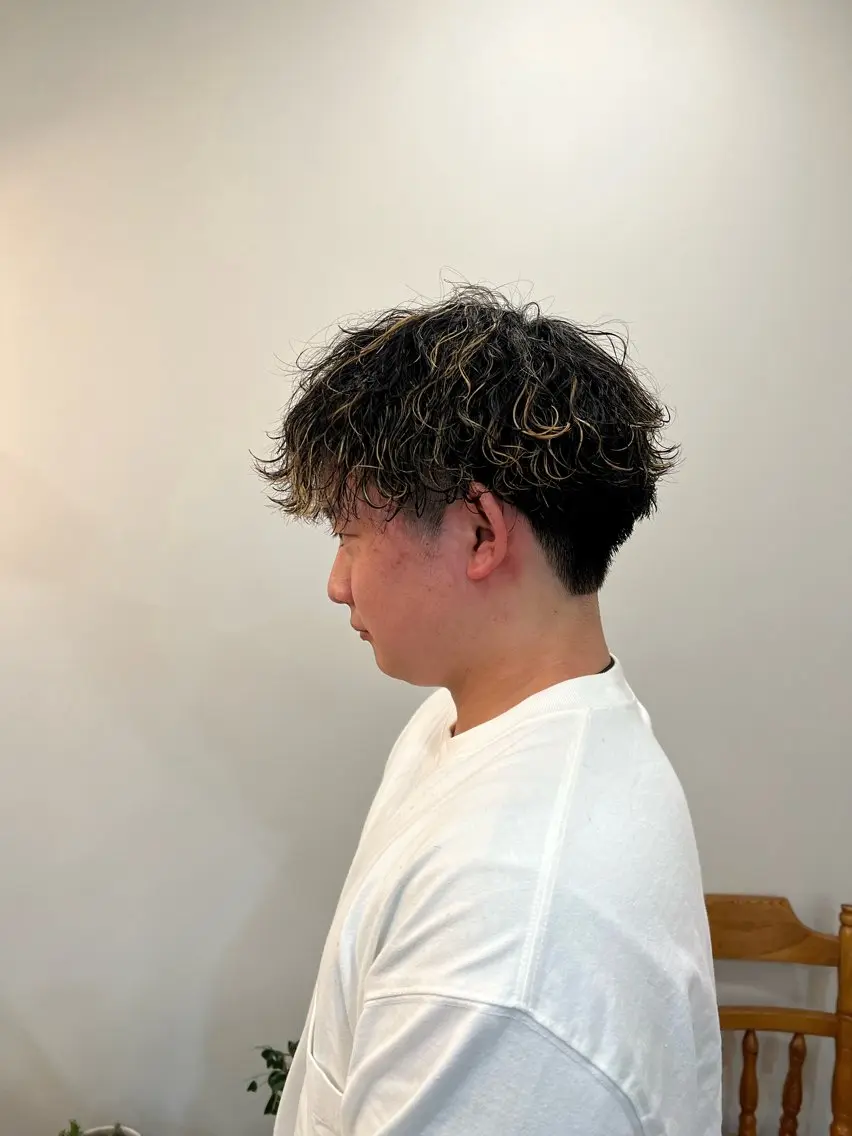 パーマ メンズ メンズハイライト メンズパーマ 波巻きパーマ カット パーマ 今田 飛奈のヘアスタイル
