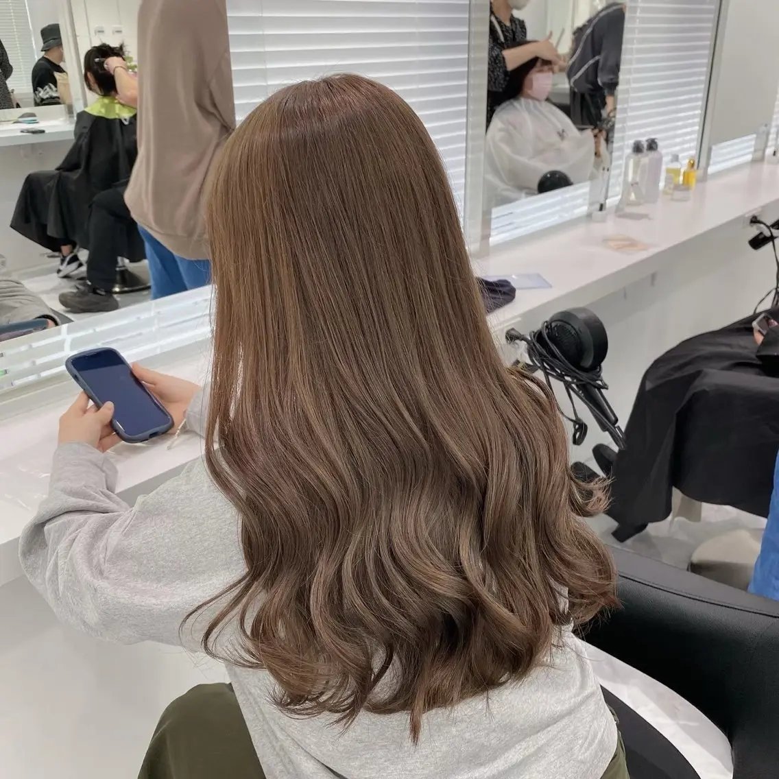 ロング カラー ベージュカラー ミルクティーベージュ ラベンダー💜 グレージュ🩶のヘアスタイル