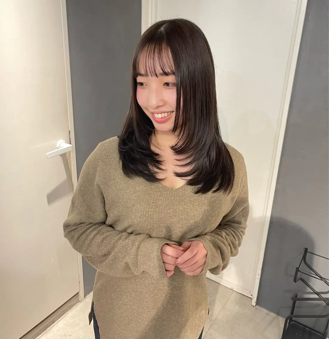 セミロング カラー ブラウンカラー オリーブブラウン レイヤーカット 縮毛矯正/艶髪/透明 感カラー/NENEのヘアスタイル