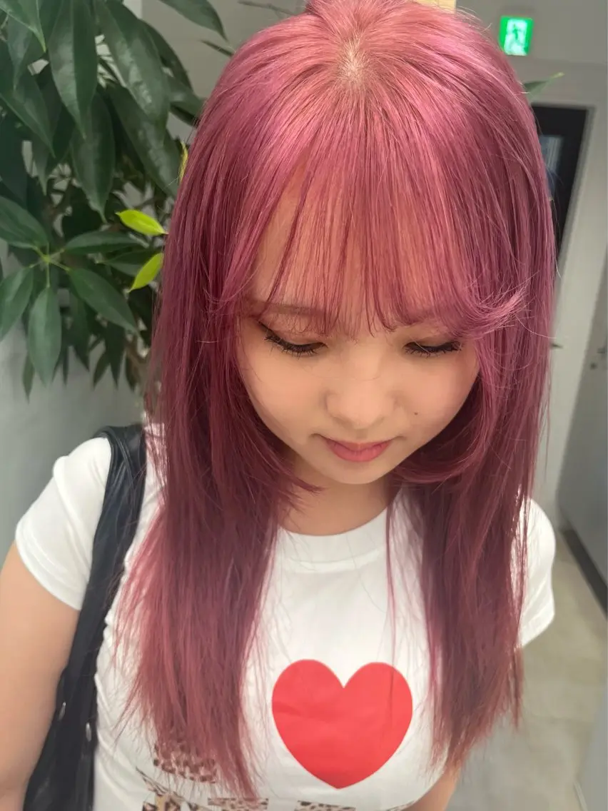 ミディアム カラー ブリーチ ダブルカラー ピンクカラー レイヤーカット 赤み消しカラー/ ナチュラル/トモキのヘアスタイル