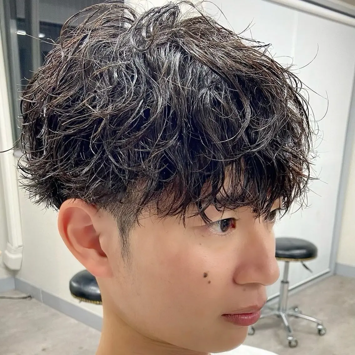 メンズ マッシュ メンズパーマ カット パーマ ヘアセット シャドウ/フェザー ニュアンスヘアメンズのヘアスタイル