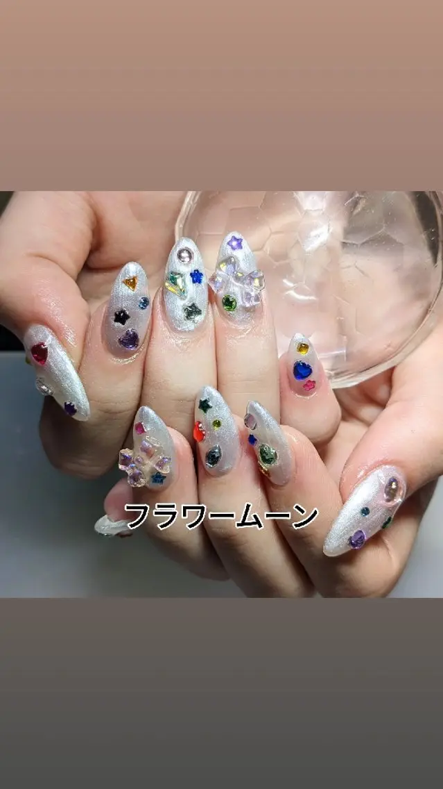 ネイル ストーンネイル ホワイト ハンドネイル ハンドケア フラワー ムーンのネイルデザイン