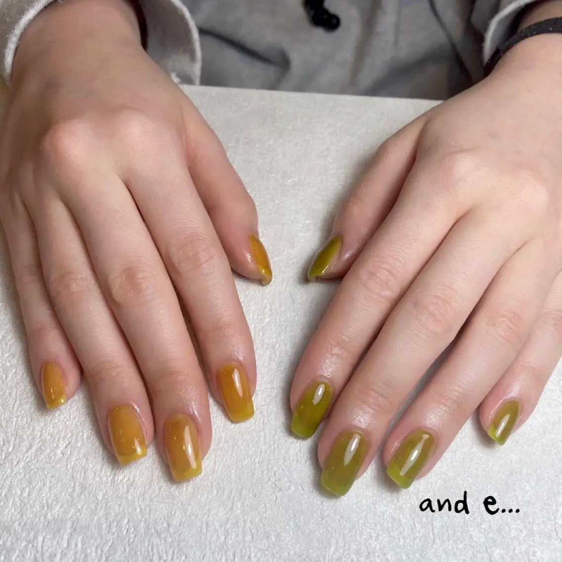 ネイル グリーン ニュアンスネイル ワンカラーネイル オレンジ シンプルネイル nailsalon mur.のネイルデザイン